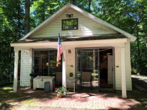 Quiet cottage on wooded property